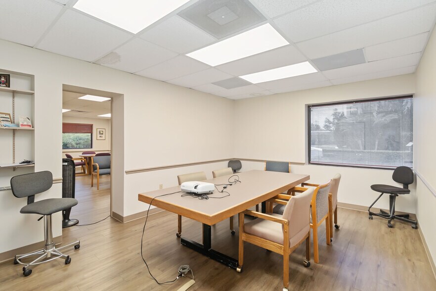 More Photos Of 1076 Florida Central Pky, Longwood Warehouse For Lease