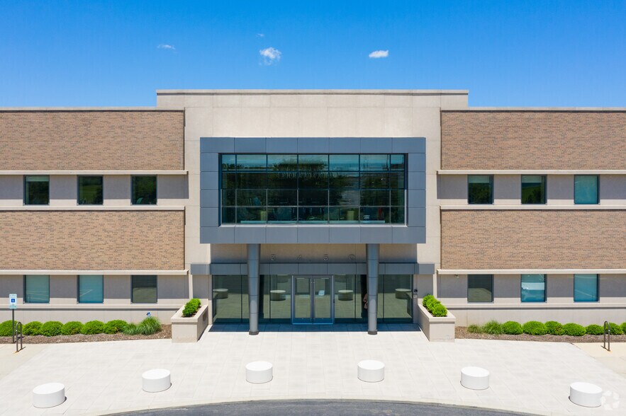 More Photos Of 3400-3450 Oakton St, Skokie Warehouse For Lease