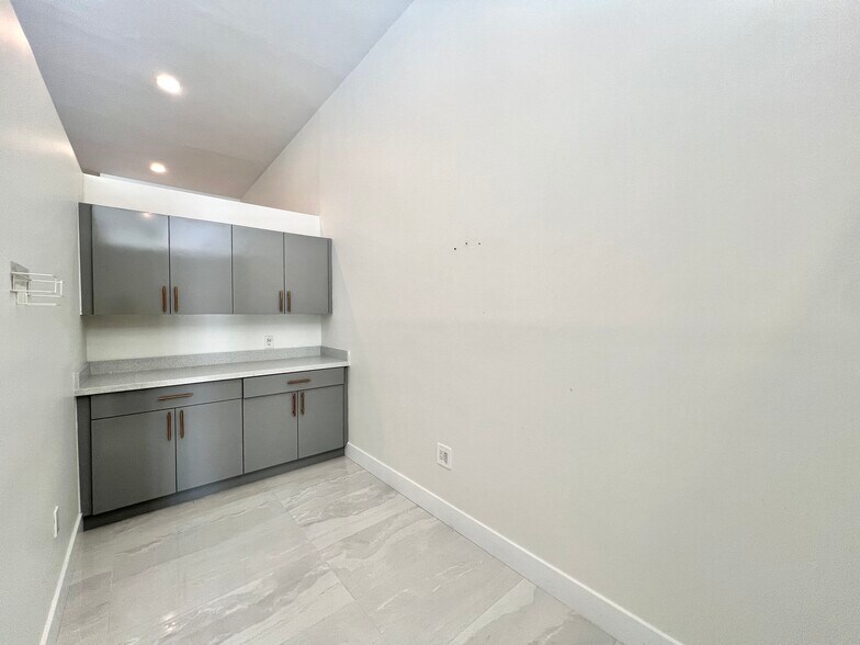 More Photos Of 1400 Ponce De Leon Blvd, Coral Gables Unknown For Lease