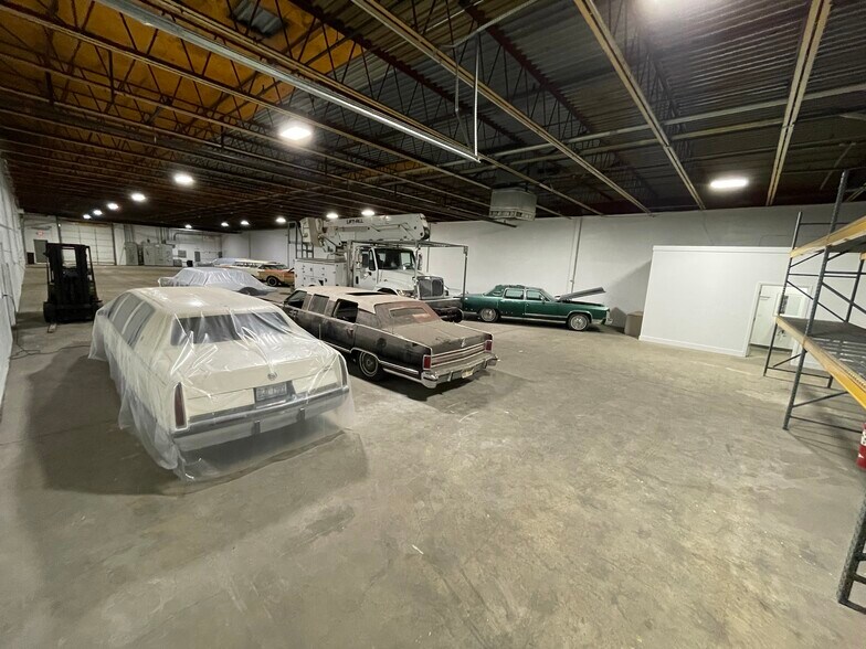 More Photos Of 6704 Pingree Rd, Crystal Lake Manufacturing For Lease