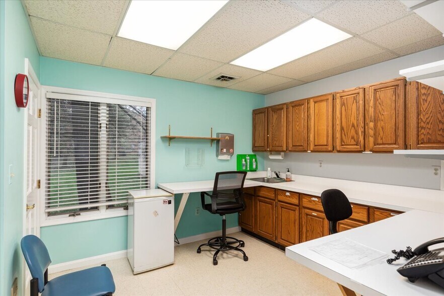 More Photos Of 10623 Crestwood Dr, Manassas Office For Sale