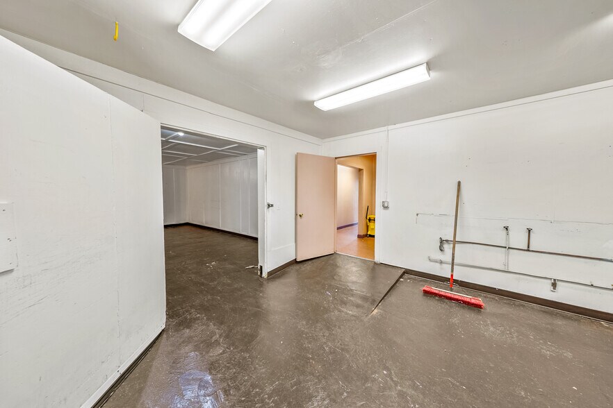 More Photos Of 211 Front St, Central Point General Retail For Sale