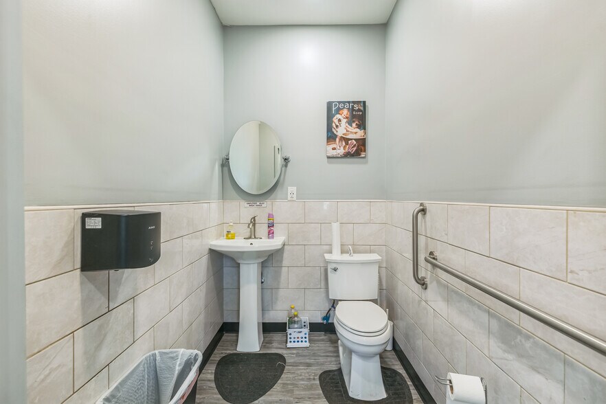 More Photos Of 6023 Belair Rd, Baltimore Auto Repair For Sale