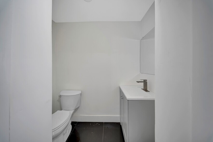 More Photos Of 5600 E 8th Ave, Hialeah Auto Dealership For Lease