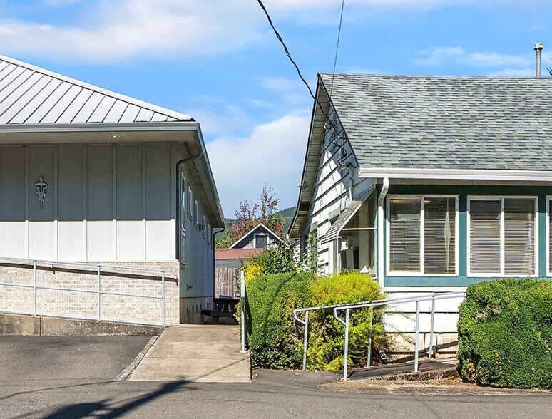 More Photos Of 711 W Main St, Sheridan Veterinarian Kennel For Sale