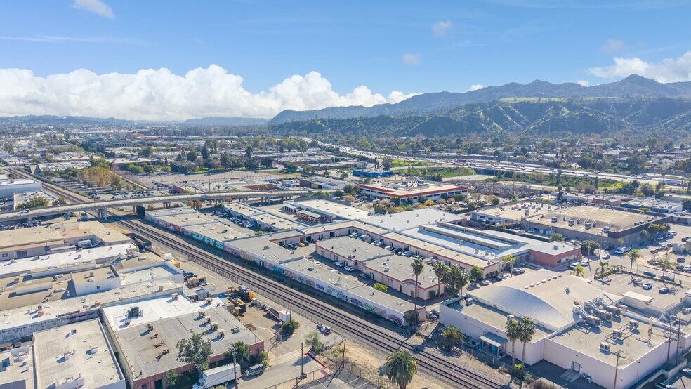 More Photos Of 820-830 Thompson Ave, Glendale Manufacturing For Sale