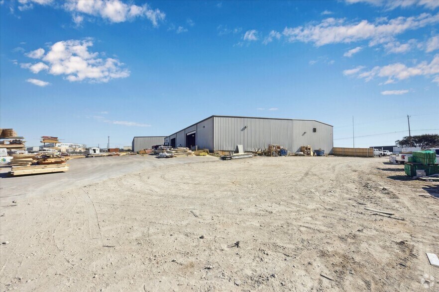 More Photos Of 16806 I-35 S, Buda Showroom For Lease