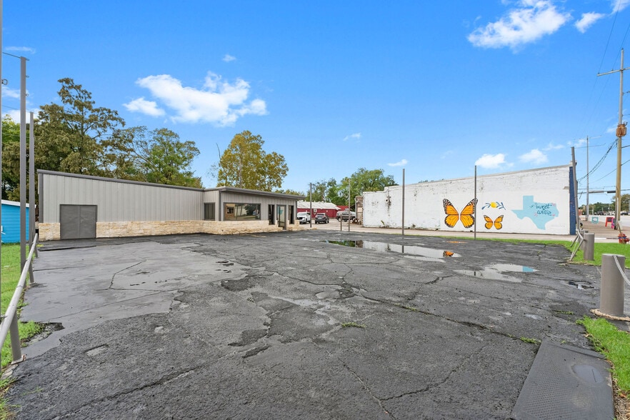 More Photos Of 107 N Danville St, Willis Showroom For Lease