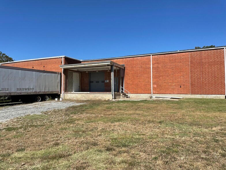 More Photos Of 170-226 W Smithfield St, Angier Flex For Lease