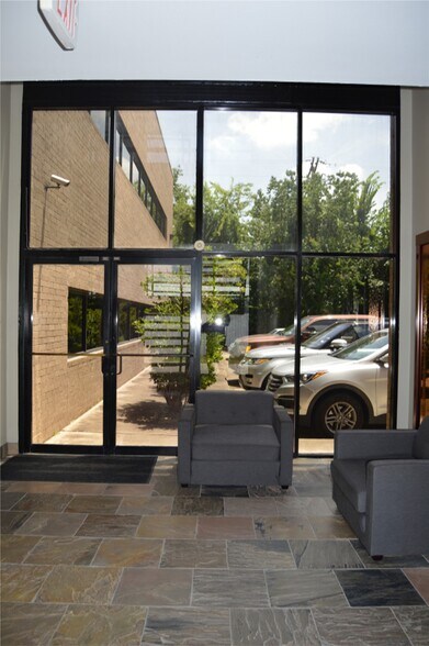 More Photos Of 2441 Bartlett St, Houston Office For Sale
