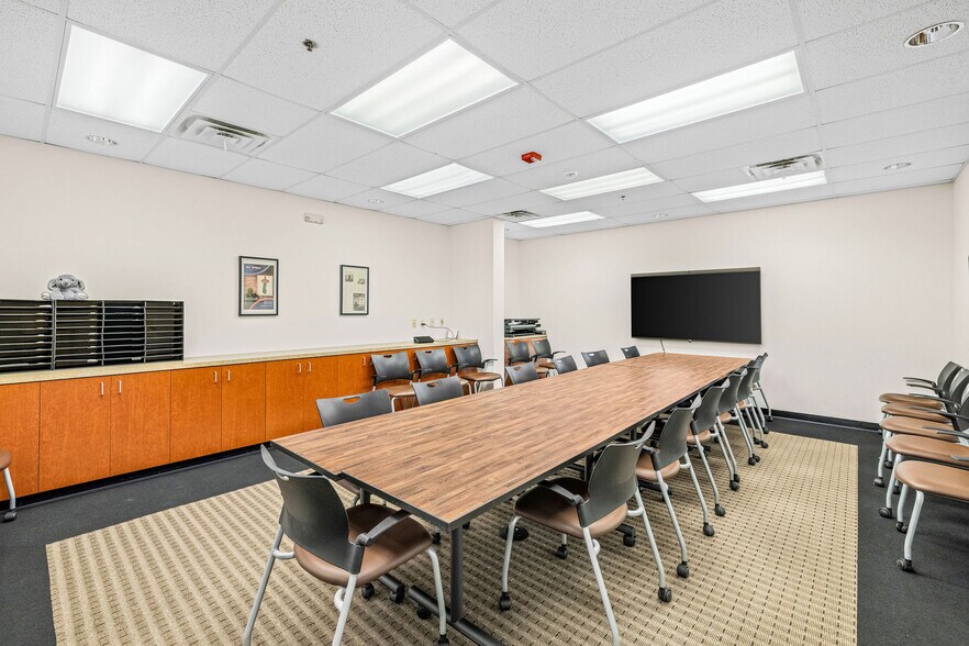 More Photos Of 300 SW 24th St, Bentonville Office For Lease