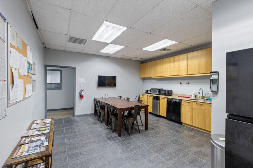 More Photos Of 4200-4202 Wiley Post Rd, Addison Warehouse For Sale