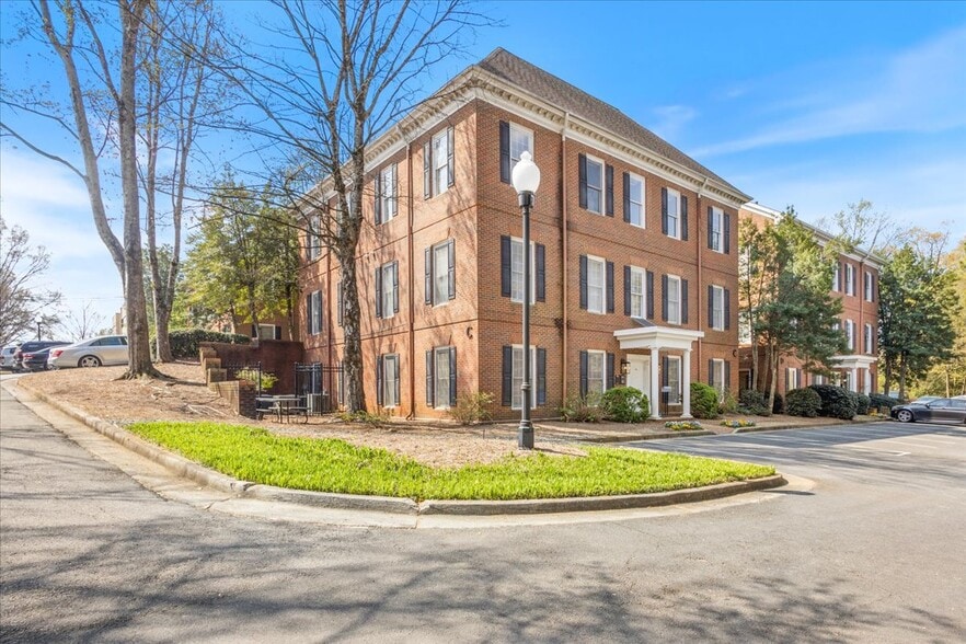 More Photos Of 5064 Roswell Rd, Atlanta Office Residential For Sale