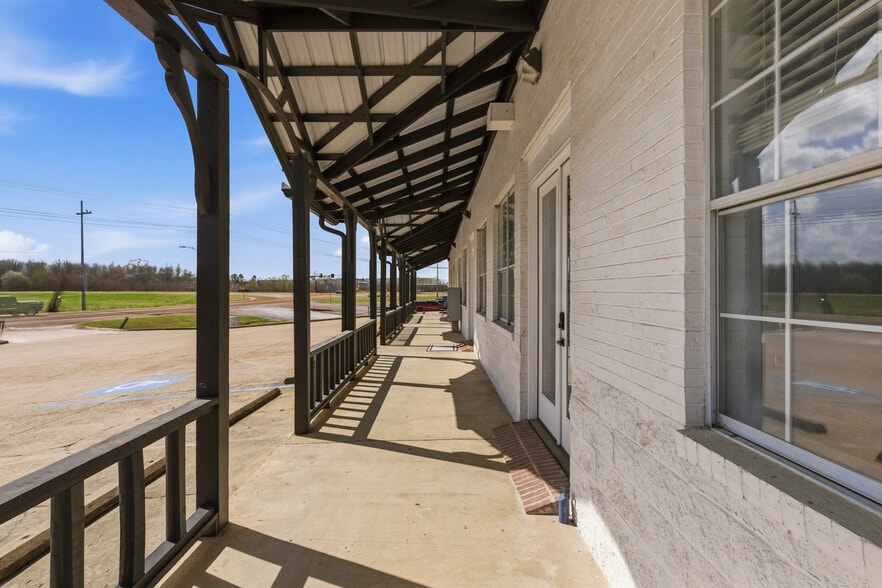 More Photos Of 148 Weisenberger Rd, Madison Flex For Lease