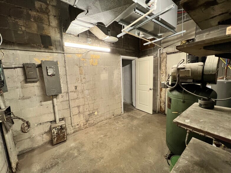 More Photos Of 3027 Brighton Rd, Pittsburgh Auto Repair For Lease