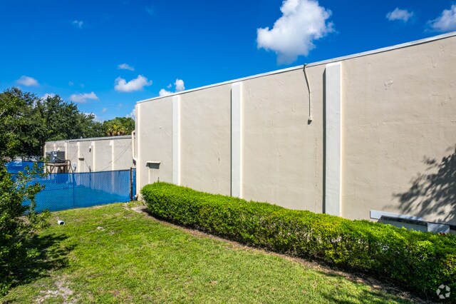More Photos Of 1357 N Tamiami Trl, North Fort Myers General Retail For Sale