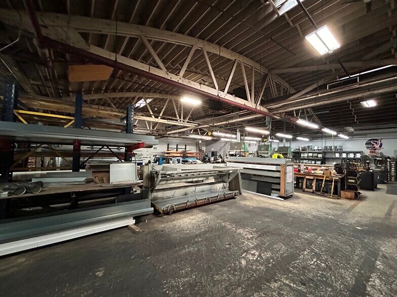 More Photos Of 2942-2950 N Western Ave, Chicago Manufacturing For Lease
