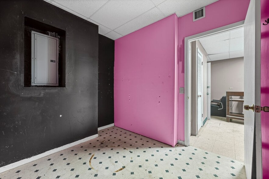 More Photos Of 1104 W Glen Flora Ave, Waukegan Storefront Retail Office For Lease