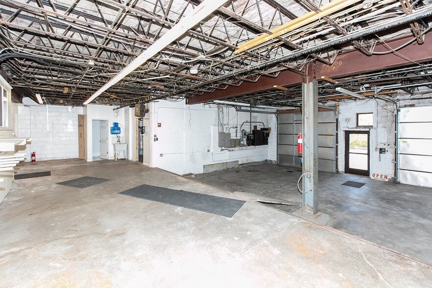 More Photos Of 2040 N Ferry St, Anoka Office For Sale