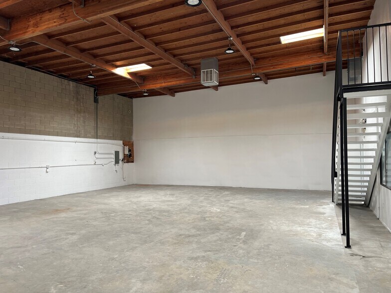 More Photos Of 817-873 W 9th St, San Jacinto Warehouse For Lease