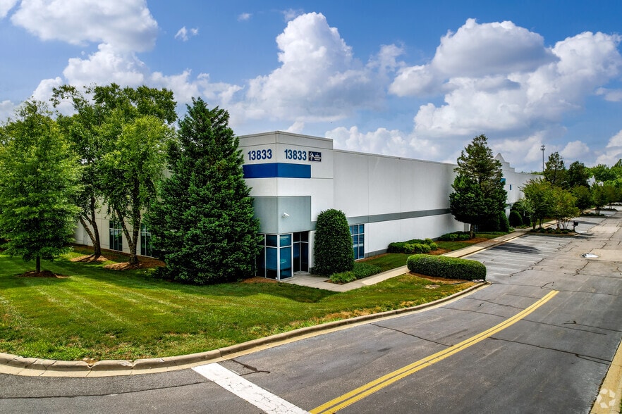 More Photos Of 13833 Carowinds Blvd, Charlotte Distribution For Lease