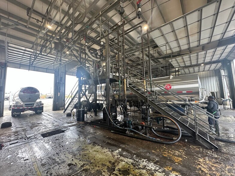 More Photos Of 1051 Aqua Dr, Haughton Distribution For Sale