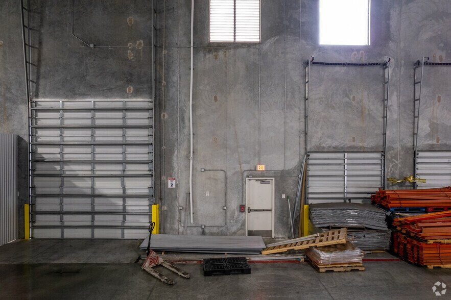 More Photos Of 10565 Red Bluff Rd, Pasadena Distribution For Lease