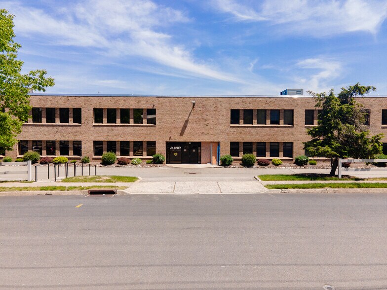 More Photos Of 32 Spruce St, Oakland Flex For Lease