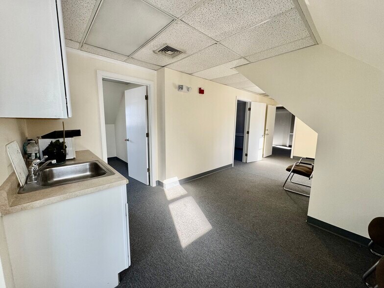 More Photos Of 567-575 E Main Rd, Middletown Freestanding For Lease