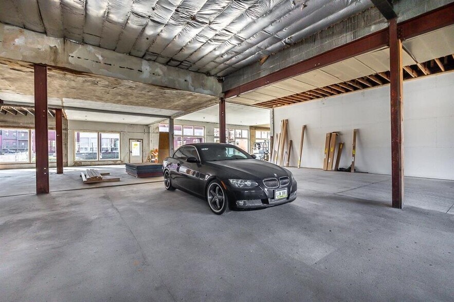 More Photos Of 1084 Iowa St, Dubuque Light Manufacturing For Lease