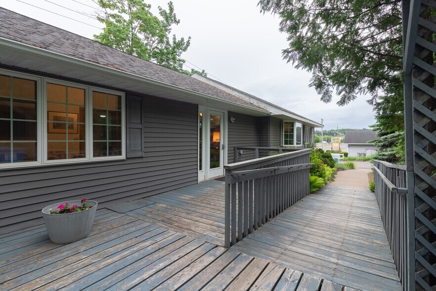 More Photos Of 375 N McClellan Ave, Marquette Office For Sale