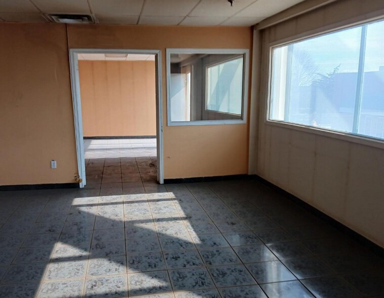 More Photos Of 8 Automatic Rd, Brampton Light Distribution For Sale