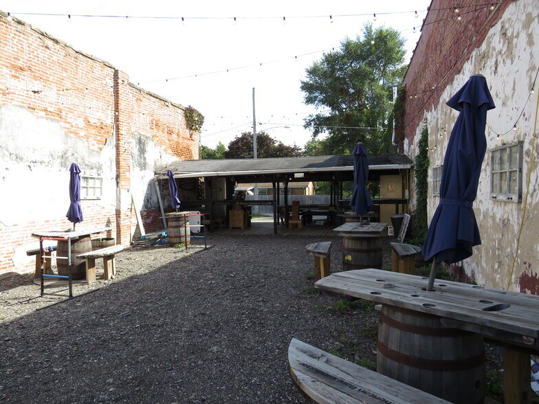 More Photos Of 316 N Main St, Seneca Bar For Sale