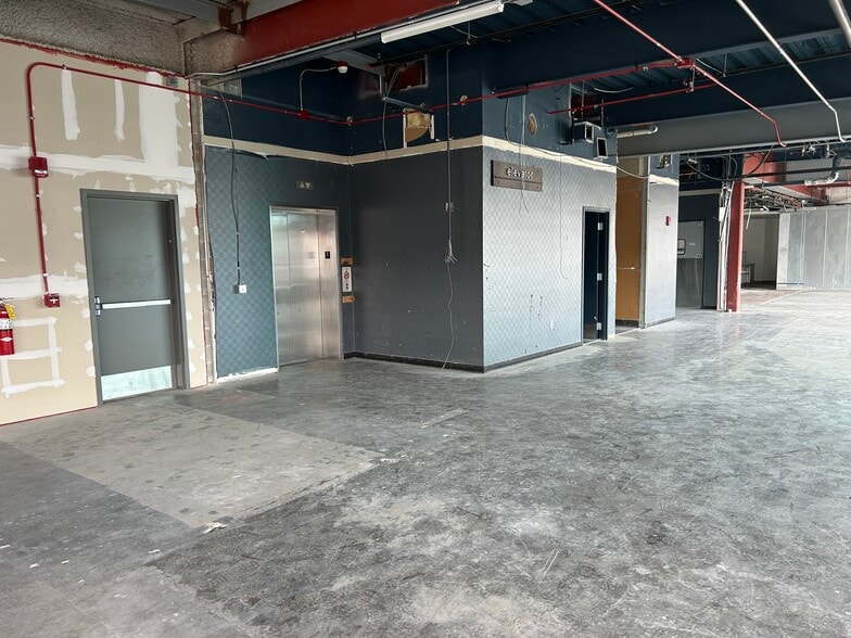 More Photos Of 430 N Midvale Blvd, Madison General Retail For Lease