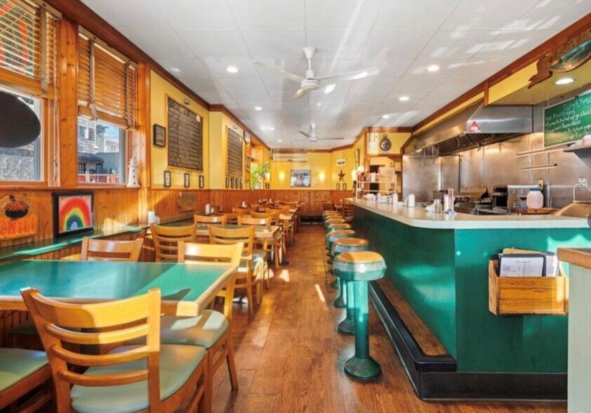 More Photos Of 302-304 City Island Ave, Bronx Storefront For Sale