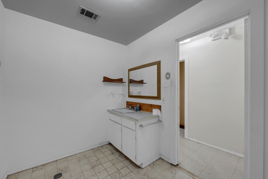 More Photos Of 7330 Texas 261 Hwy, Buchanan Dam Warehouse For Sale