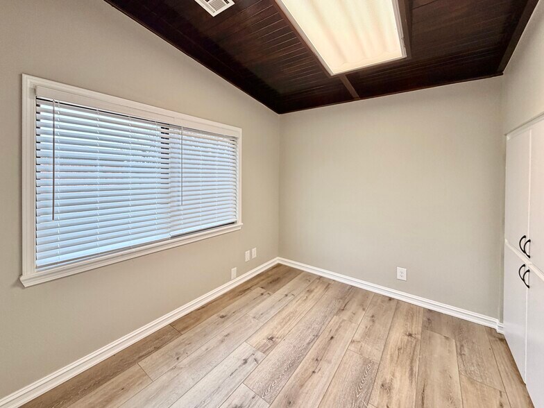 More Photos Of 1030 W Main St, Jenks Office For Sale