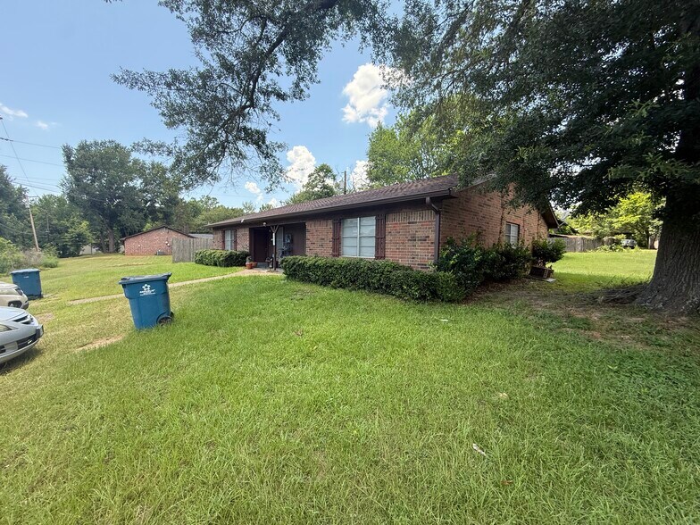 More Photos Of 1007 Richey Dr, Gladewater Apartments For Sale
