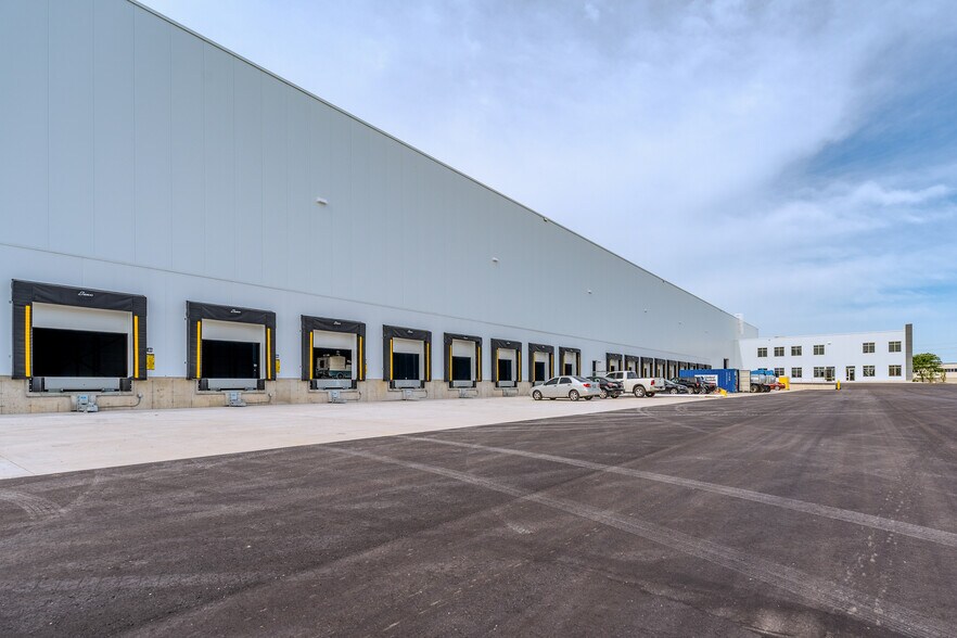 More Photos Of 151 Garden Ave, Brantford Distribution For Lease