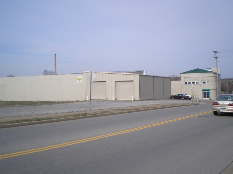 More Photos Of 714 W Main St, Murfreesboro Warehouse For Lease