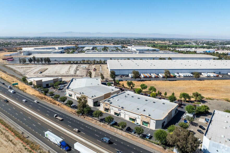 More Photos Of 570-592 Commerce Ct, Manteca Service For Lease