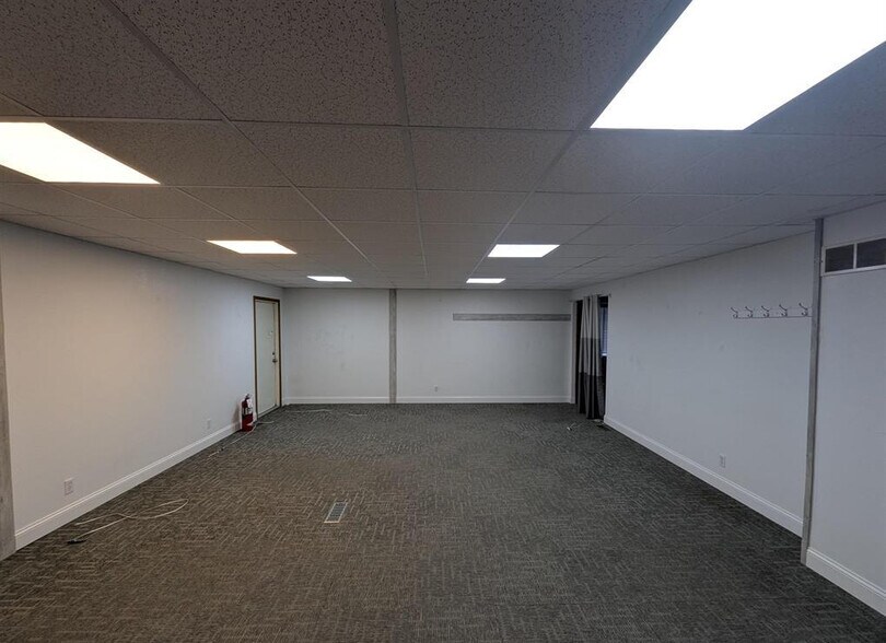 More Photos Of 105 N Parkway Dr, Pekin Office For Lease