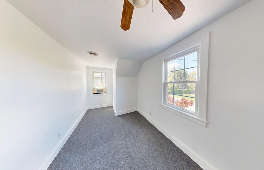 More Photos Of 1532 Apperson Dr, Salem Office For Sale