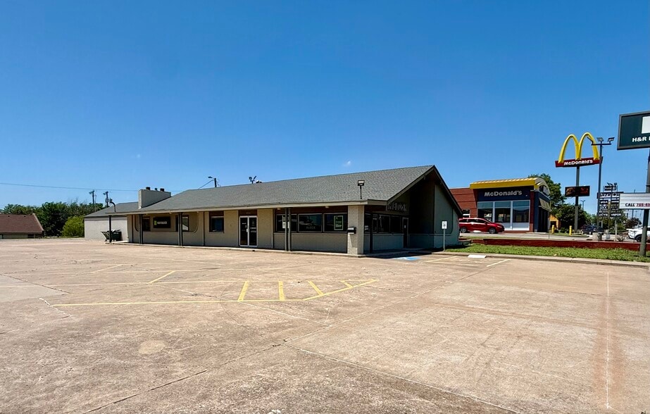 More Photos Of 2120 N 14th St, Ponca City Freestanding For Lease