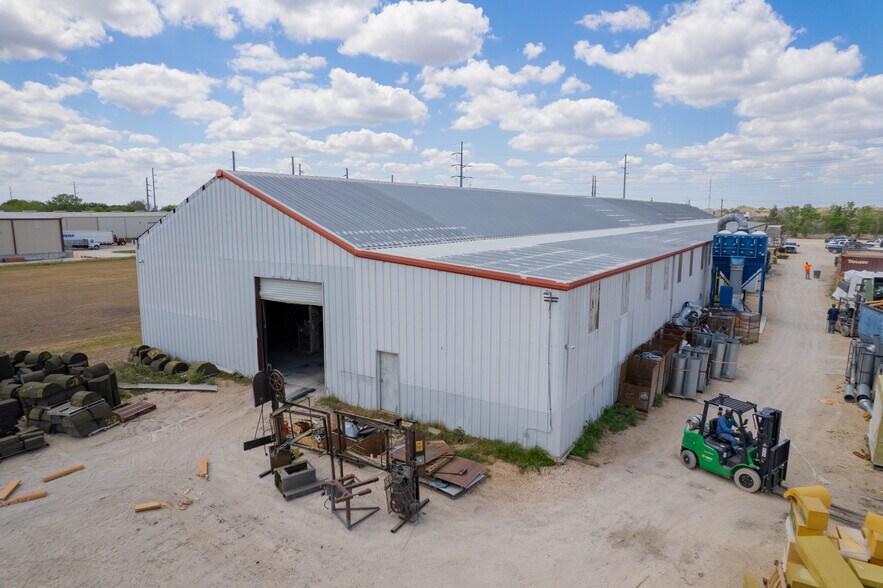 More Photos Of 2511 N Heideke St, Seguin Industrial For Sale