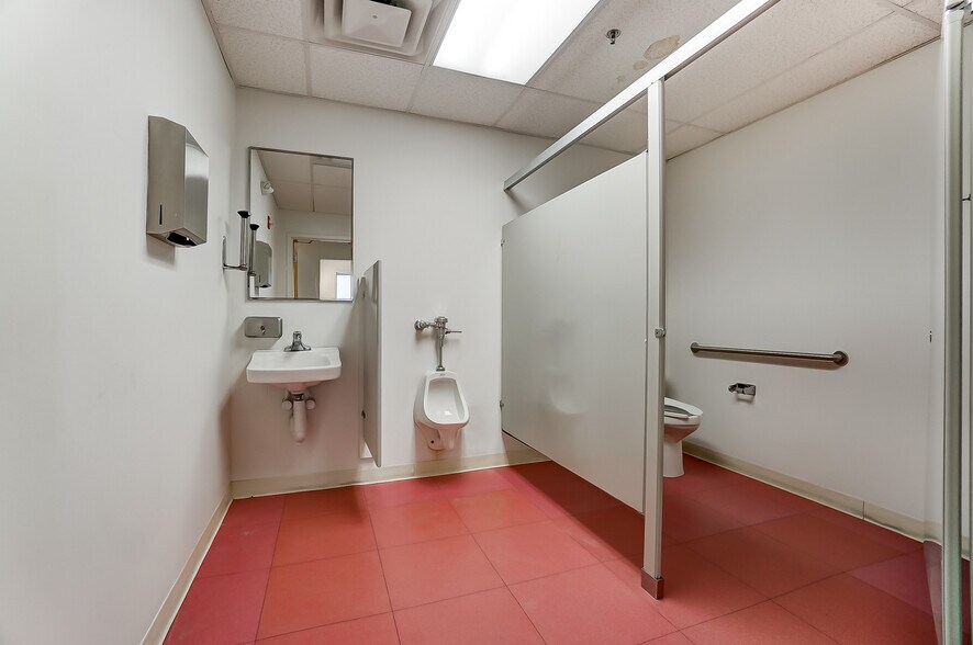 More Photos Of 20 E Central Pky, Cincinnati Office Residential For Lease