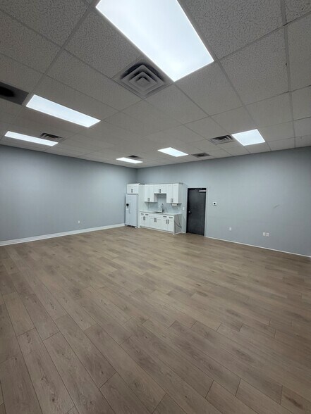 More Photos Of 10650 Metro Pky, Fort Myers Showroom For Lease