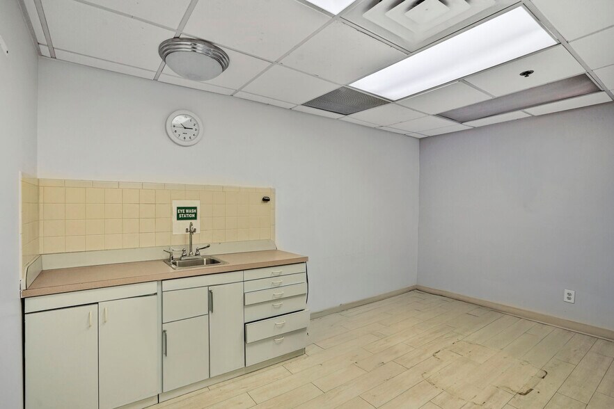 More Photos Of 3 Washington Cir NW, Washington Office For Sale