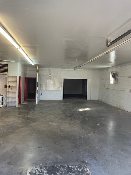 More Photos Of 2510 Mitchell St, Knoxville Light Manufacturing For Lease