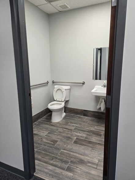 More Photos Of 1005 Alderman Dr, Alpharetta Research And Development For Lease